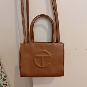 Telfar bag in tan!
In amazing condition, no sign of wear on leather!